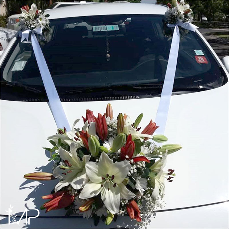 Decoración floral para auto de novios